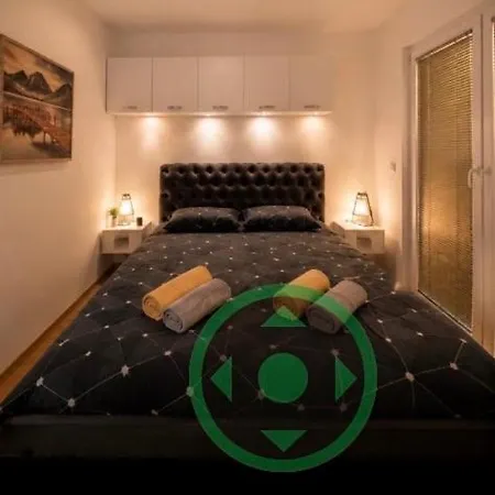 Lily Square Apartment *