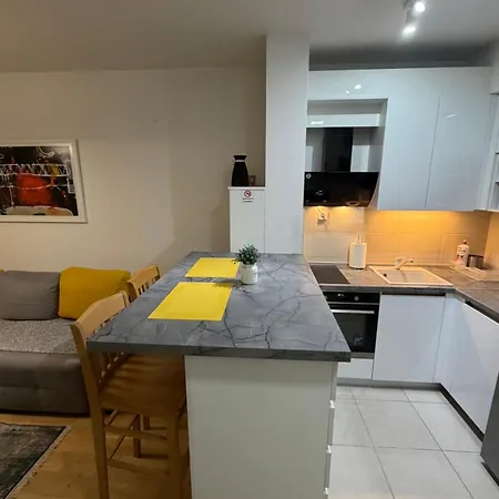 Lily Square Apartment *