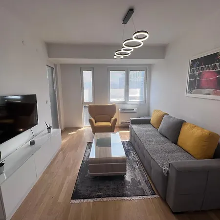 Lily Square Apartment *