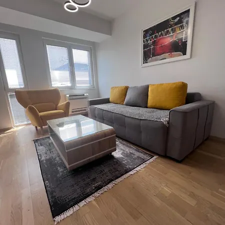 Lily Square Apartment *